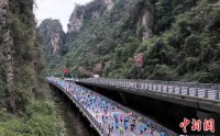 2025张家界武陵源马拉松开跑 肯尼亚选手包揽男、女冠军