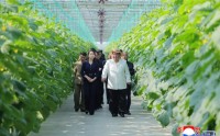 金正恩携女儿视察温室农场（图）