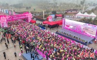 2025重庆垫江马拉松激情开跑 肯尼亚选手包揽男女子组冠军