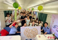 乞巧民俗登上飞驰的列车 广九客运段打造七夕主题文化车厢