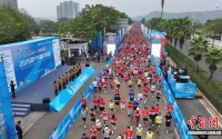 2026南宁半程马拉松开赛 跑者乐享“果香赛道”