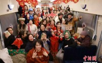 “东北民俗”列车首迎大型国际旅游团 百名外籍旅客沉浸式体验“东北炕头”,“东北民俗”列车首迎大型国际旅游团 百名外籍旅客沉浸式体验“东北炕头”