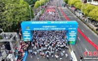 7000名跑步爱好者齐聚河源开跑7000名跑步爱好者齐聚河源开跑