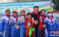 足球援藏“百校万球”计划在拉萨启动