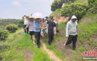 广东茂名一老人深山失联生命垂危 警民联手“地毯式”搜救