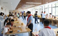 组图：中国围棋甲级联赛组织进校园指导棋活动