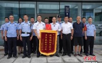 乡村教师24年寻恩人未果 锦旗送给“一群他”